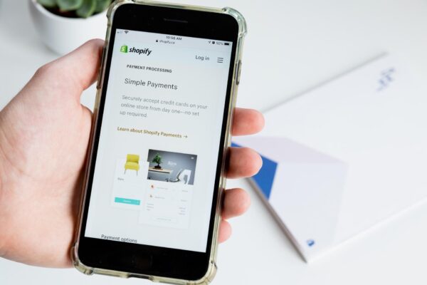 Shopifyと連携できるSNSは? FacebookやInstagramと連携する方法を解説