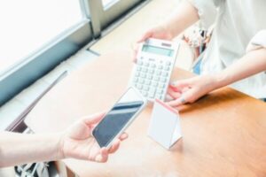 スマホ決済とは？利用者や事業者のメリット・デメリット、代表的なサービスを解説