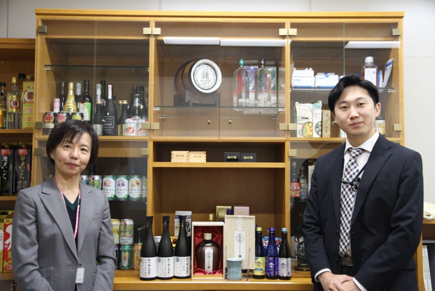 宝酒造株式会社 商品第三部 第一課 専任課長 中村 貴子 同第一課 黒澤 大吾