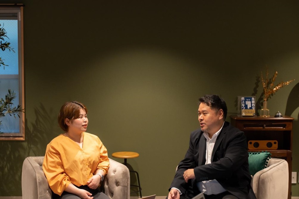 株式会社ライフェックス SNS Marketing Managerの大元由実子さんとCRM Division Managerの江森清文さん