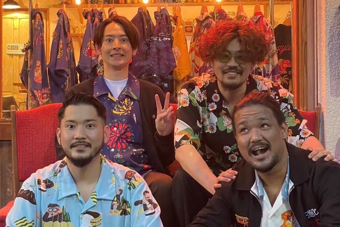 アロハシャツをこよなく愛する下地さん(写真右上)