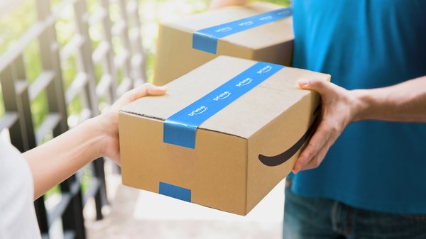 Amazon、日本国内配送サービスの強化を発表 プライム会員特典がさらなる充実へ
