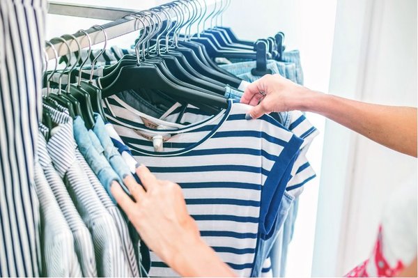 【調査結果】年間2〜3枚が過半数!Tシャツ購入実態調査で判明した価格・デザイン・利用シーンの最新トレンド