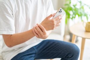 スマホ使用による手の痛み・疲れを89.6%が実感、特に30代の半数以上が「よく痛くなる」と回答 - SPRASANN合同会社の調査