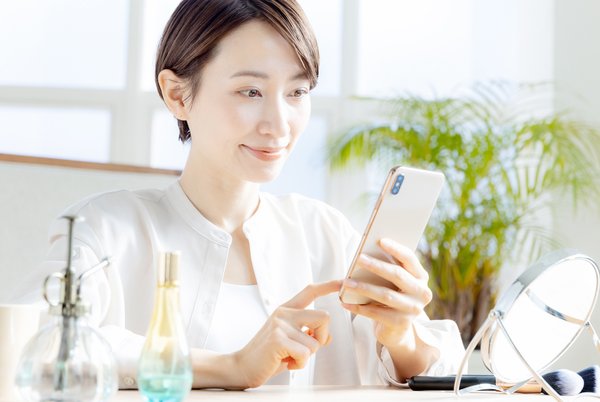 【調査結果】化粧品広告の信頼性に関する調査:9割の女性が広告内容に不安、7割が購入前に効果を調査