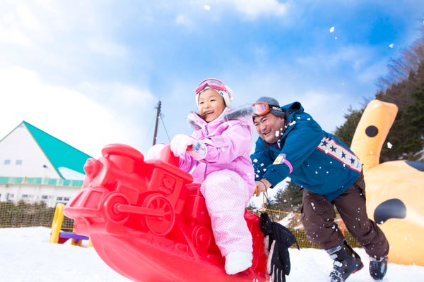 雪遊びを楽しむ家族