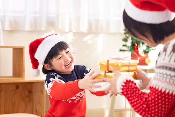 クリスマスを楽しむ家族