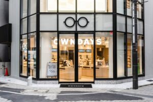 オンデーズ新宿東口店、オープン1カ月で売上計画比120%達成 生成AI活用の店舗DXが奏功