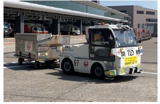 自動運転トーイングトラクター