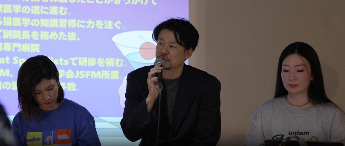 左から五十嵐獣医師、山本獣医師、当社代表杉本（同じ大学を卒業したOBOG）