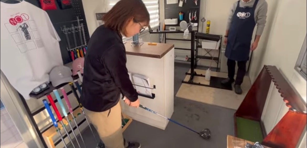 グリップ交換中の様子（OFFICIAL SHOP TOKYO）