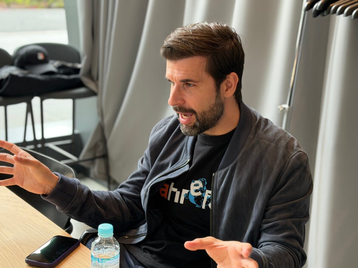 日本のデジタルマーケティングの未来を展望し、Ahrefs が提供できる新たな価値について熱弁を振るうティム・ソウロ氏