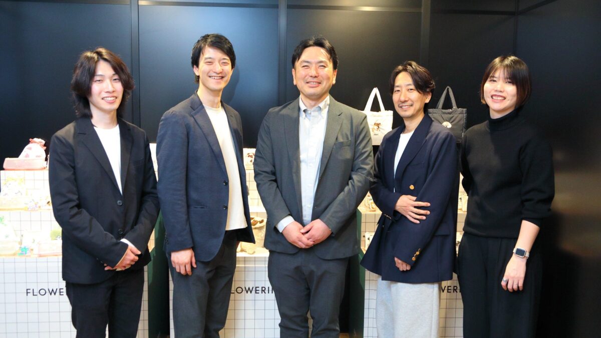 左から、アイルサポート担当 石橋、営業担当 喜納、株式会社フラワーリング　荻野社長、岡本氏、藤倉氏