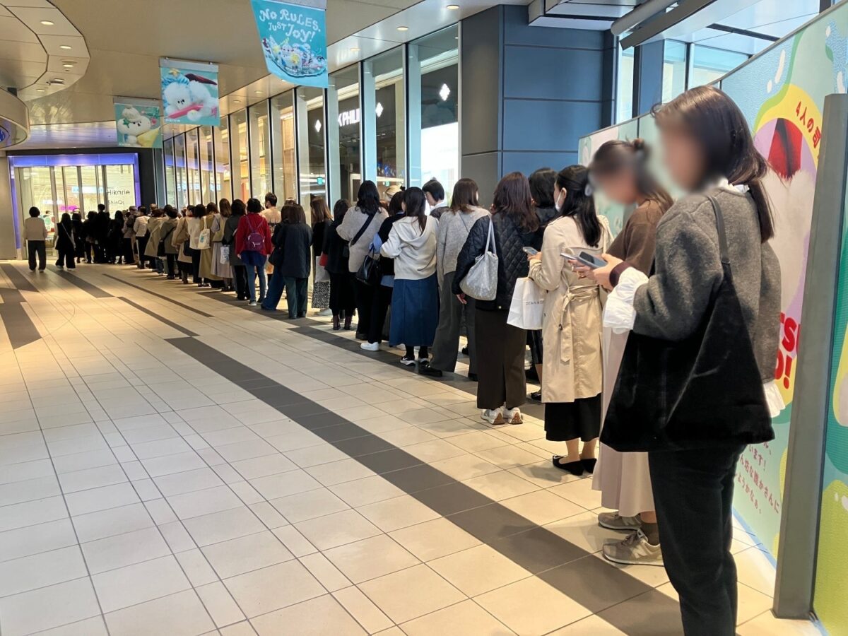 クリスマスプロモーション初日の並び列