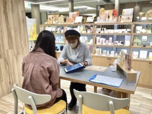 山田養蜂場がAI肌診断「スキンケアプロ」を導入、約30秒で肌診断と商品提案を実現