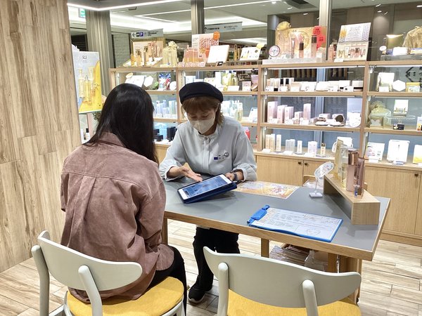 山田養蜂場がAI肌診断「スキンケアプロ」を導入、約30秒で肌診断と商品提案を実現