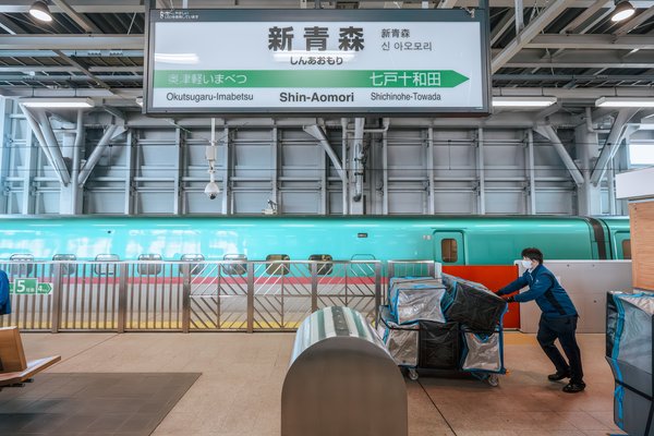 Amazon、新幹線を活用した商品輸送を開始 青森・函館・金沢エリアで当日配送が可能に