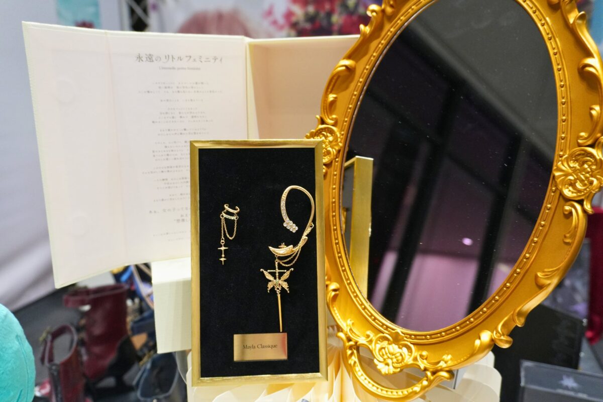 展示されたアクセサリー・小物。細部の作り込みが「世界観」への評価につながった