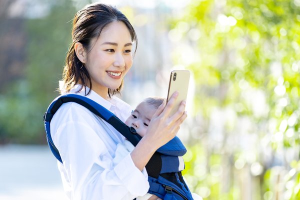 子育て世帯の52%が生成AIで情報収集、この1年で95%が利用増加 - アクトインディ調査